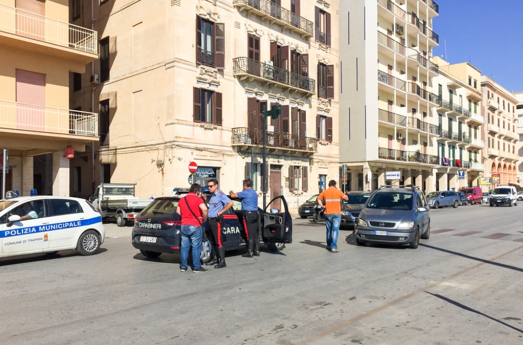 policia en un accidente de auto